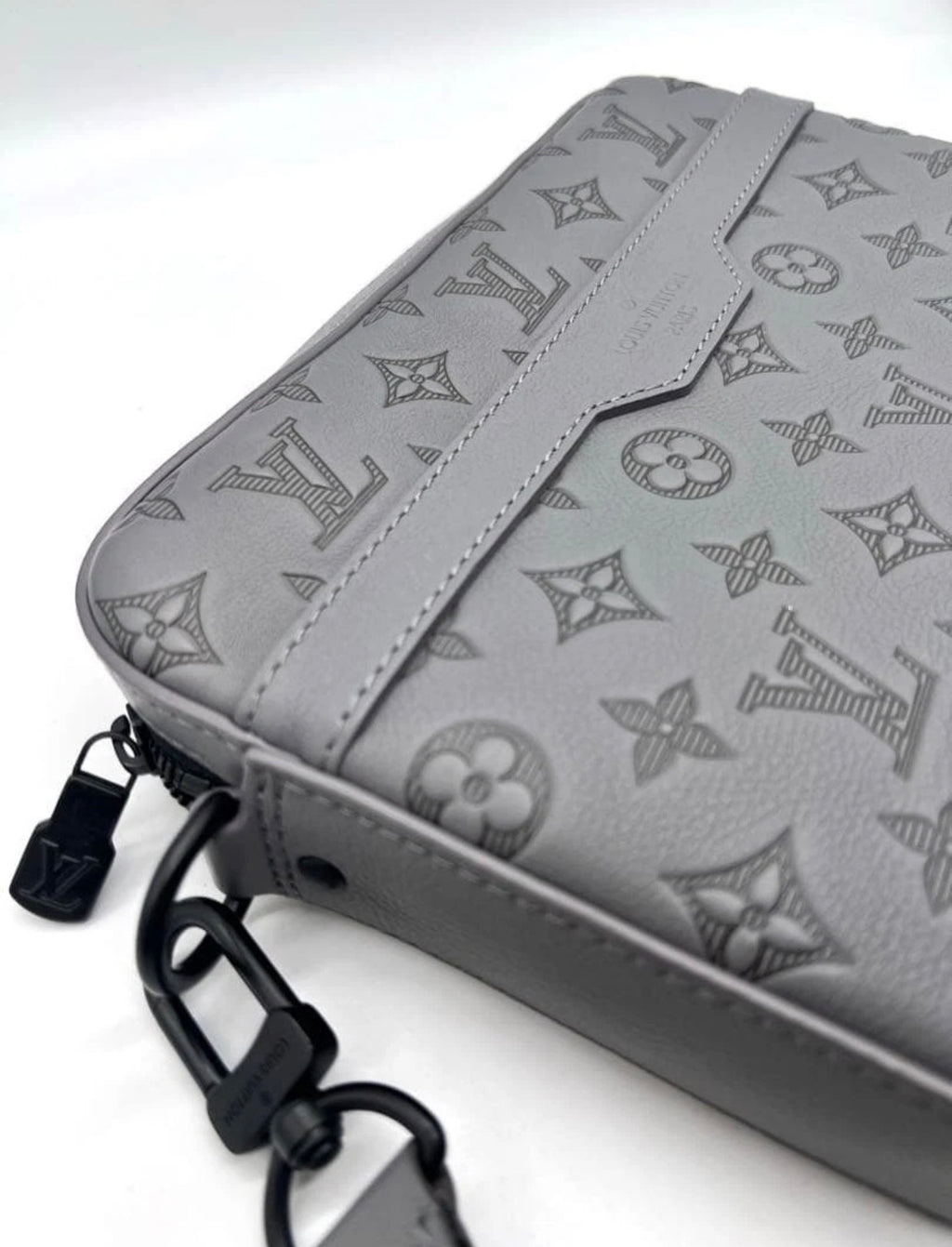 LV Dúo Messenger Bag