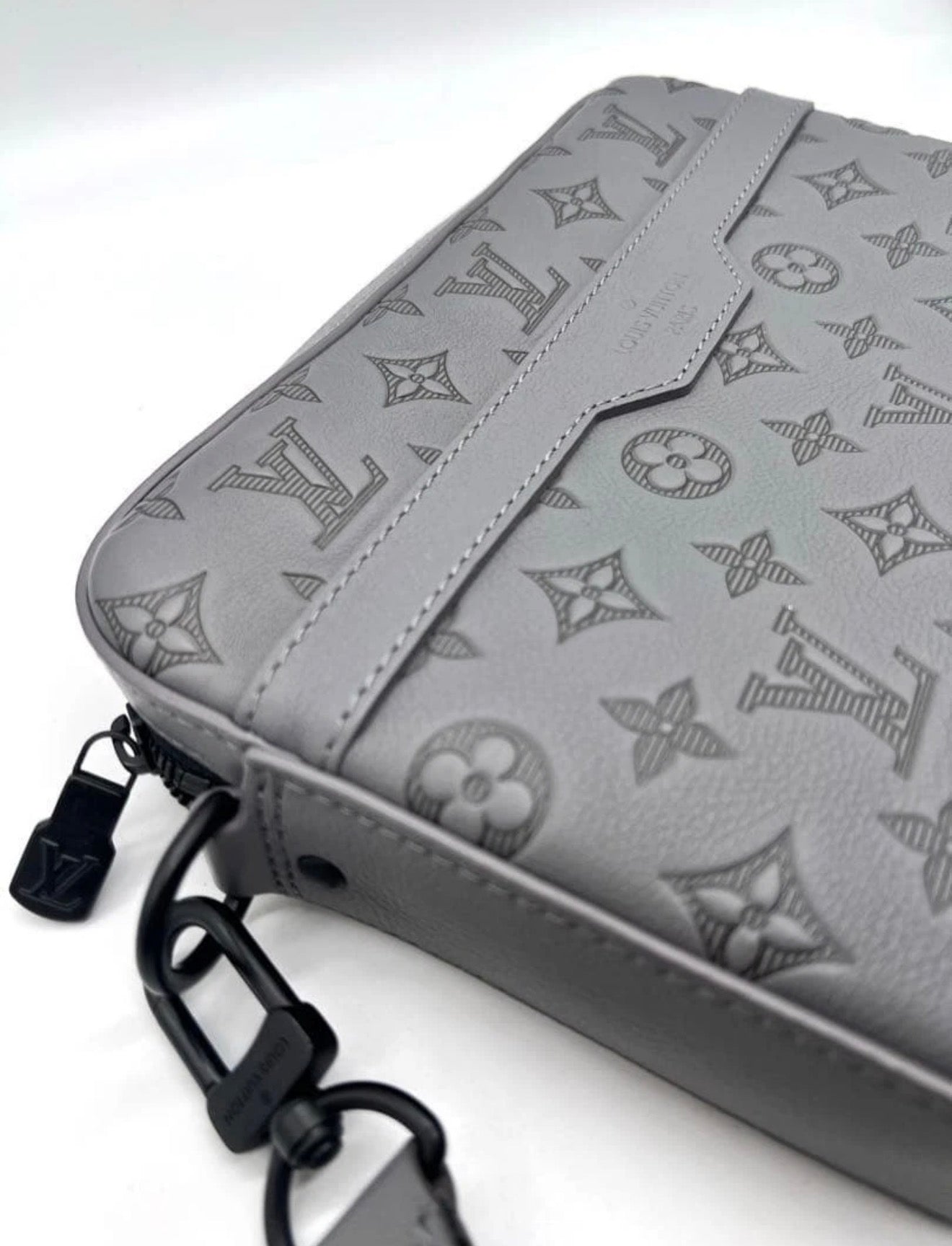 LV Dúo Messenger Bag