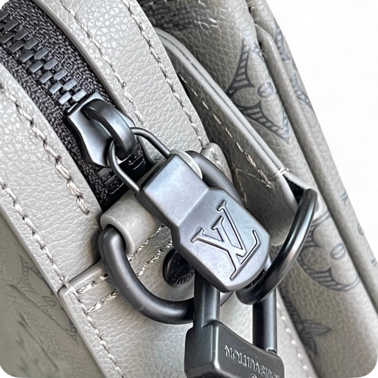 LV Dúo Messenger Bag