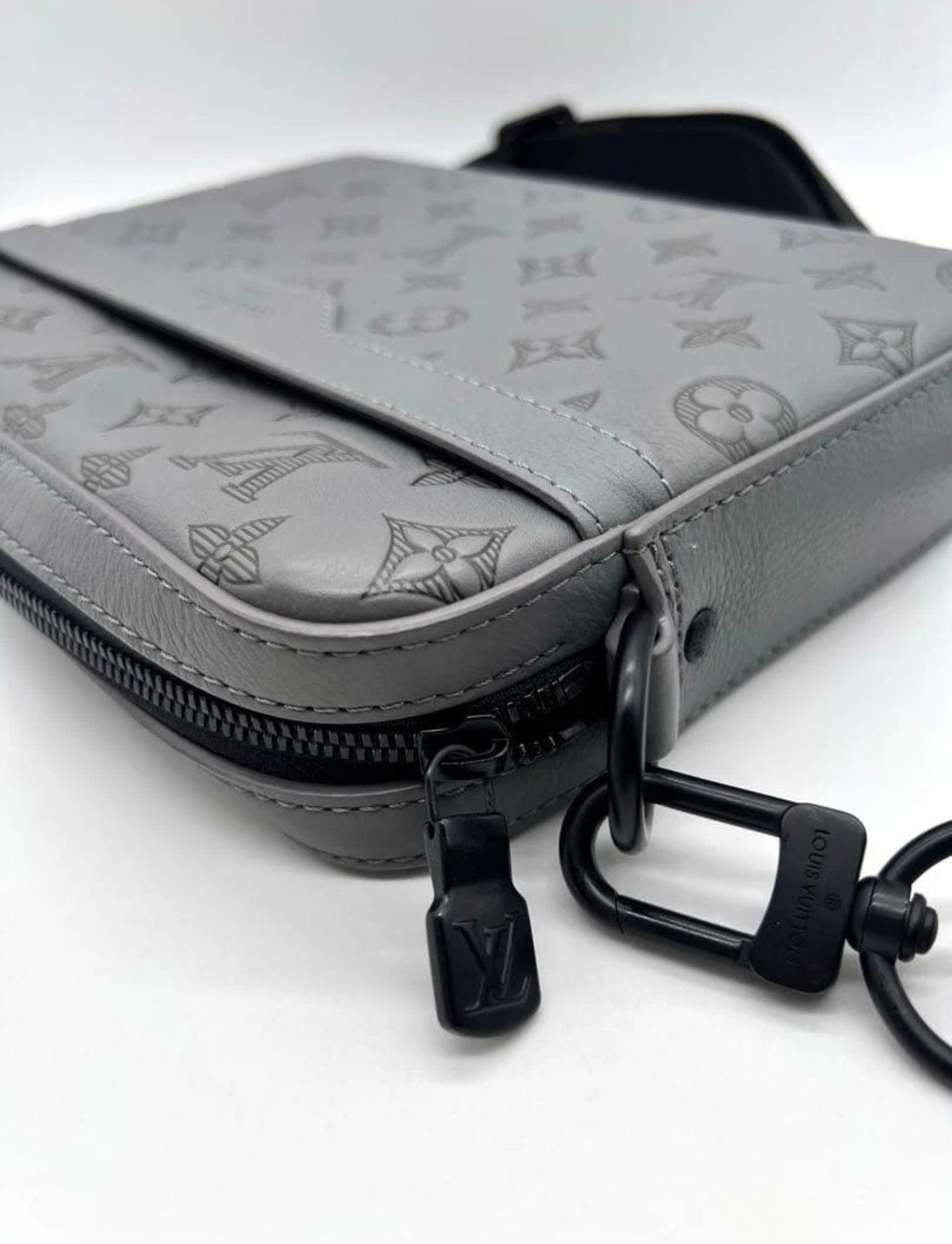 LV Dúo Messenger Bag